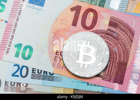 In der Nähe von Silber Bitcoin auf euro währung Hintergrund. Makro Foto. Hochauflösendes Foto. Stockfoto