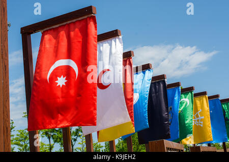 Flaggen der 16 großen Türkischen Imperien in der Geschichte Stockfoto