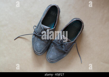Paar aus Leder die alte braune Herrenschuhe - schmutzig und in einem schlechten Zustand. Stockfoto