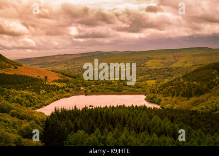 Blick über Ladybower Reservoir, aus dem Hügel oberhalb, an einem bewölkten, Moody Tag. Stockfoto