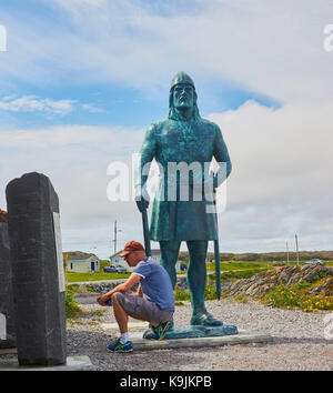 Männlicher schwedischer Tourist mittleren Alters bei Leif Erikson Statue, L'Anse Aux Meadows, Neufundland, Kanada. Stockfoto