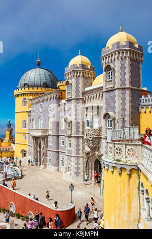 Der Pena Palast ist ein Romantiker schloss in der Gemeinde von Sintra, Portugal. Das Schloss steht auf einem Hügel in die Berge von Sintra über Stockfoto