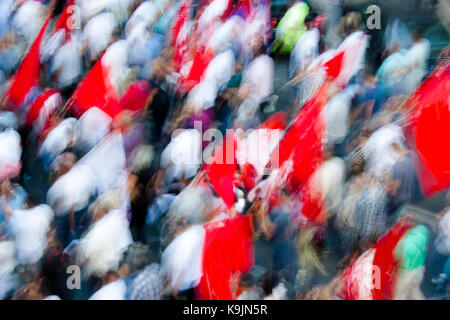 Blurry Leute in der Straße protestieren gehen mit roten Fahnen, von oben Stockfoto