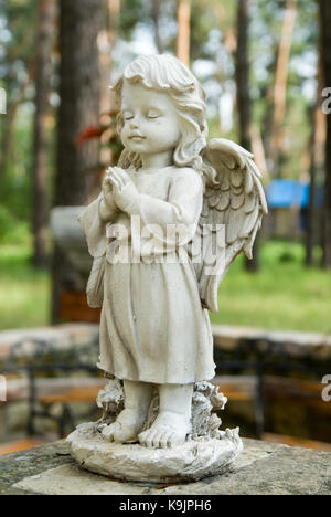 Der kleine Engel Statue im Stadtpark Stockfoto