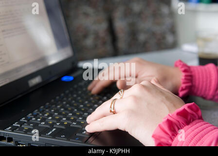 Bild der Frau die Hände auf den Tasten eingeben Dokumente Stockfoto
