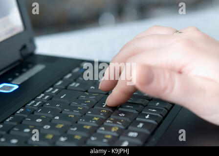 Bild der Frau die Hände auf den Tasten eingeben Dokumente Stockfoto