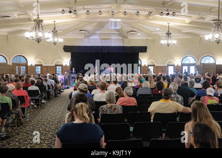 Iowa City, Iowa, USA. 22 Sep, 2017. Aufgebrachten Studenten und Mitarbeiter der Universität von Iowa besucht ein Town Hall Meeting in Iowa City, Iowa mit republikanischen Senator Joni Ernst. Bürger gegen eine bevorstehende Votum des Senats auf der Graham-Cassidy Health Care Bill, deren Aufhebung würde viel von der ACA (OBAMACARE) und durch staatliche Finanzhilfen. austauschen. Eine Person wurde von der Polizei und einigen anderen in Protest ging begleitet. Credit: Keith Turrill/Alamy leben Nachrichten Stockfoto