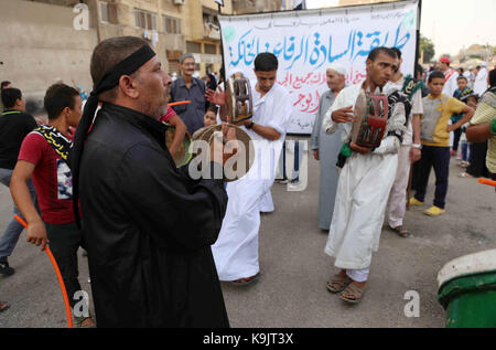 Kairo, Ägypten. September 2017. Ägyptische Sufi-Muslime üben ritualisierte Zikr (Invokation), um das Neue islamische Hijri-Jahr 1439 vor der al-Hussein-Moschee im Al-Azhar-Bezirk im alten islamischen Kairo, Ägypten, am 22. September 2017 zu feiern.Quelle: AMR Sayed/APA Images/ZUMA Wire/Alamy Live News Stockfoto