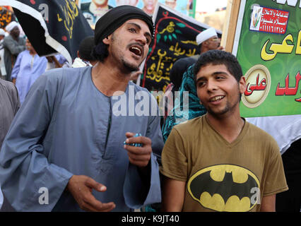 Kairo, Ägypten. September 2017. Ägyptische Sufi-Muslime üben ritualisierte Zikr (Invokation), um das Neue islamische Hijri-Jahr 1439 vor der al-Hussein-Moschee im Al-Azhar-Bezirk im alten islamischen Kairo, Ägypten, am 22. September 2017 zu feiern.Quelle: AMR Sayed/APA Images/ZUMA Wire/Alamy Live News Stockfoto