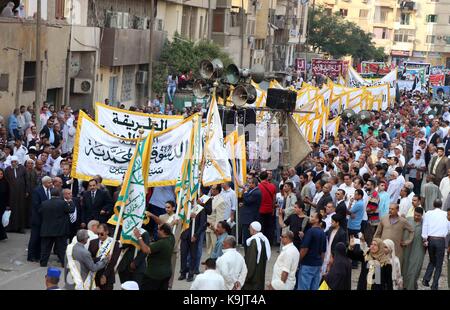 Kairo, Ägypten. September 2017. Ägyptische Sufi-Muslime üben ritualisierte Zikr (Invokation), um das Neue islamische Hijri-Jahr 1439 vor der al-Hussein-Moschee im Al-Azhar-Bezirk im alten islamischen Kairo, Ägypten, am 22. September 2017 zu feiern.Quelle: AMR Sayed/APA Images/ZUMA Wire/Alamy Live News Stockfoto