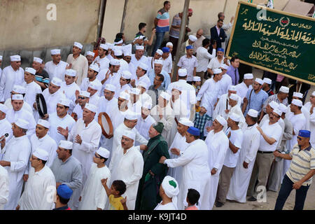 Kairo, Ägypten. September 2017. Ägyptische Sufi-Muslime üben ritualisierte Zikr (Invokation), um das Neue islamische Hijri-Jahr 1439 vor der al-Hussein-Moschee im Al-Azhar-Bezirk im alten islamischen Kairo, Ägypten, am 22. September 2017 zu feiern.Quelle: AMR Sayed/APA Images/ZUMA Wire/Alamy Live News Stockfoto