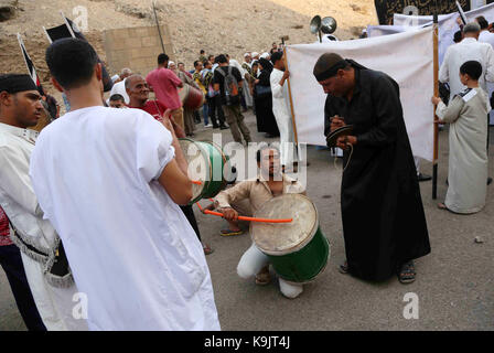 Kairo, Ägypten. September 2017. Ägyptische Sufi-Muslime üben ritualisierte Zikr (Invokation), um das Neue islamische Hijri-Jahr 1439 vor der al-Hussein-Moschee im Al-Azhar-Bezirk im alten islamischen Kairo, Ägypten, am 22. September 2017 zu feiern.Quelle: AMR Sayed/APA Images/ZUMA Wire/Alamy Live News Stockfoto