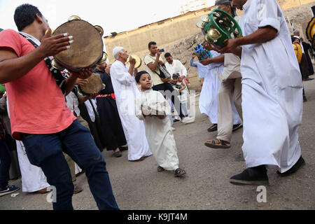 Kairo, Ägypten. September 2017. Ägyptische Sufi-Muslime üben ritualisierte Zikr (Invokation), um das Neue islamische Hijri-Jahr 1439 vor der al-Hussein-Moschee im Al-Azhar-Bezirk im alten islamischen Kairo, Ägypten, am 22. September 2017 zu feiern.Quelle: AMR Sayed/APA Images/ZUMA Wire/Alamy Live News Stockfoto