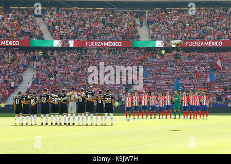 Schweigeminute für die Opfer der Erdbeben in Mexiko La Liga zwischen Atletico de Madrid gegen FC Sevilla an der Wanda Metropolitano Stadion in Madrid, Spanien, 22. September 2017. Credit: Gtres Información más Comuniación auf Linie, S.L./Alamy leben Nachrichten Stockfoto