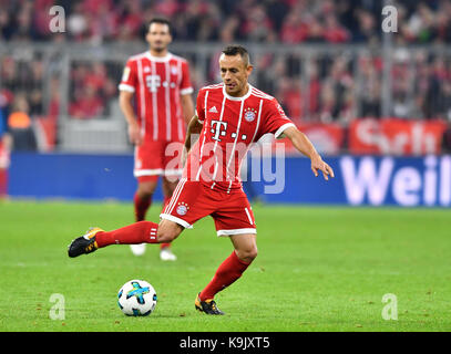 München, Deutschland. 22 Sep, 2017. Der Münchener Rafinha während der deutschen Bundesliga Fußball Spiel zwischen Bayern München und der VfL Wolfsburg in der Allianz Arena in München, Deutschland, 22. September 2017. Credit: Peter Kneffel/dpa/Alamy leben Nachrichten Stockfoto