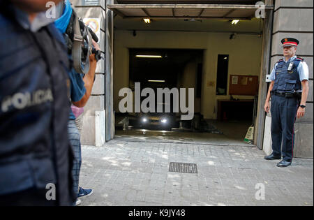 Barcelona, Spanien. 23. September 2017. Superior Staatsanwalt von Katalonien, Jose Maria Romero de Tejada Verlassen der High Court von Katalonien nach der Bestellung, die Mossos d'Esquadra (katalanischen autonomen Polizei) sind unter der Hand des Ministeriums des Innern das illegale Referendum vom 1-O. zu vermeiden. In Barcelona, am Samstag, den 23. September 2017. Credit: Gtres Información más Comuniación auf Linie, S.L./Alamy leben Nachrichten Stockfoto