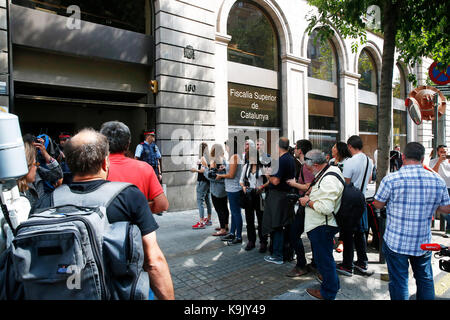 Barcelona, Spanien. 23. September 2017. Superior Staatsanwalt von Katalonien, Jose Maria Romero de Tejada Verlassen der High Court von Katalonien nach der Bestellung, die Mossos d'Esquadra (katalanischen autonomen Polizei) sind unter der Hand des Ministeriums des Innern das illegale Referendum vom 1-O. zu vermeiden. In Barcelona, am Samstag, den 23. September 2017. Credit: Gtres Información más Comuniación auf Linie, S.L./Alamy leben Nachrichten Stockfoto