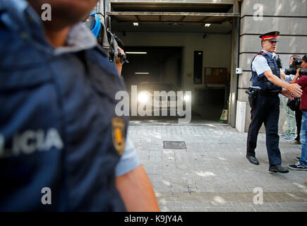 Barcelona, Spanien. 23. September 2017. Superior Staatsanwalt von Katalonien, Jose Maria Romero de Tejada Verlassen der High Court von Katalonien nach der Bestellung, die Mossos d'Esquadra (katalanischen autonomen Polizei) sind unter der Hand des Ministeriums des Innern das illegale Referendum vom 1-O. zu vermeiden. In Barcelona, am Samstag, den 23. September 2017. Credit: Gtres Información más Comuniación auf Linie, S.L./Alamy leben Nachrichten Stockfoto