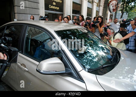 Barcelona, Spanien. 23. September 2017. Superior Staatsanwalt von Katalonien, Jose Maria Romero de Tejada Verlassen der High Court von Katalonien nach der Bestellung, die Mossos d'Esquadra (katalanischen autonomen Polizei) sind unter der Hand des Ministeriums des Innern das illegale Referendum vom 1-O. zu vermeiden. In Barcelona, am Samstag, den 23. September 2017. Credit: Gtres Información más Comuniación auf Linie, S.L./Alamy leben Nachrichten Stockfoto
