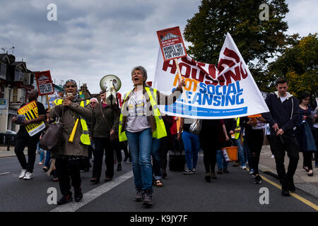 London, UK, 23. September 2017. Die Demonstranten märz hinunter Green Lanes in Harringay, nördlich von London aus Protest gegen die trasfering des Bestands an Sozialwohnungen Haringey Council's an den privaten Entwickler Lendlease. Der März begann an der Tottenham Green und beendet bei Finsbury Park. (C) Paul Swinney/Alamy leben Nachrichten Stockfoto