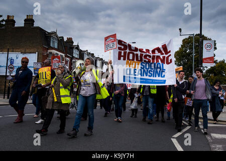 London, UK, 23. September 2017. Die Demonstranten märz hinunter Green Lanes in Harringay, nördlich von London aus Protest gegen die trasfering des Bestands an Sozialwohnungen Haringey Council's an den privaten Entwickler Lendlease. Der März begann an der Tottenham Green und beendet bei Finsbury Park. (C) Paul Swinney/Alamy leben Nachrichten Stockfoto