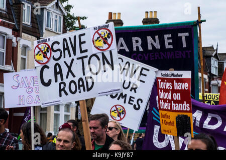 London, UK, 23. September 2017. Die Demonstranten märz hinunter Green Lanes in Harringay, nördlich von London aus Protest gegen die trasfering des Bestands an Sozialwohnungen Haringey Council's an den privaten Entwickler Lendlease. Der März begann an der Tottenham Green und beendet bei Finsbury Park. (C) Paul Swinney/Alamy leben Nachrichten Stockfoto