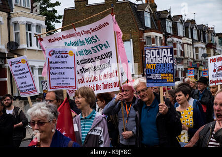 London, UK, 23. September 2017. Die Demonstranten märz hinunter Green Lanes in Harringay, nördlich von London aus Protest gegen die trasfering des Bestands an Sozialwohnungen Haringey Council's an den privaten Entwickler Lendlease. Der März begann an der Tottenham Green und beendet bei Finsbury Park. (C) Paul Swinney/Alamy leben Nachrichten Stockfoto