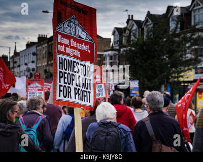 London, UK, 23. September 2017. Die Demonstranten märz hinunter Green Lanes in Harringay, nördlich von London aus Protest gegen die trasfering des Bestands an Sozialwohnungen Haringey Council's an den privaten Entwickler Lendlease. Der März begann an der Tottenham Green und beendet bei Finsbury Park. (C) Paul Swinney/Alamy leben Nachrichten Stockfoto