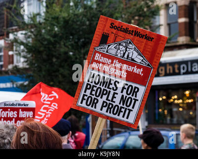 London, UK, 23. September 2017. Die Demonstranten märz hinunter Green Lanes in Harringay, nördlich von London aus Protest gegen die trasfering des Bestands an Sozialwohnungen Haringey Council's an den privaten Entwickler Lendlease. Der März begann an der Tottenham Green und beendet bei Finsbury Park. (C) Paul Swinney/Alamy leben Nachrichten Stockfoto