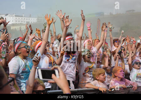 Brighton 5 K Colour Run Party, Madeira Drive, Brighton, Großbritannien Stockfoto