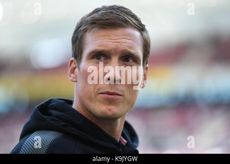 Stuttgart, Deutschland. 23 Sep, 2017. Stuttgarts Head Coach Hannes Wolf vor dem Deutschen Bundesligaspiel zwischen dem VfB Stuttgart und den FC Augsburg in der Mercedes-Benz-Arena in Stuttgart, Deutschland, 23. September 2017. (EMBARGO BEDINGUNGEN - ACHTUNG: Aufgrund der Akkreditierung Richtlinien, die DFL gestattet nur die Veröffentlichung und Verwertung von bis zu 15 Bildern pro Spiel im Internet und in online Medien während des Spiels.) Credit: Marijan Murat/dpa/Alamy leben Nachrichten Stockfoto