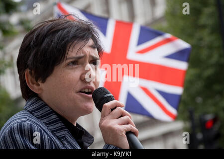 London, Großbritannien. 23. September 2017. Anne Marie Gewässer, die UKIP Candidate und Direktor der Scharia Watch UK spricht bei "Der letzte Tag der Stille' anti-Islamisierung Rallye in Whitehall © Guy Corbishley/Alamy leben Nachrichten Stockfoto