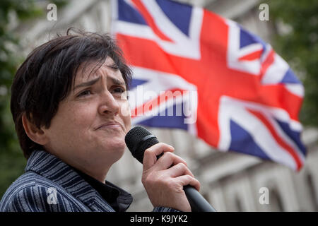 London, Großbritannien. 23. September 2017. Anne Marie Gewässer, die UKIP Candidate und Direktor der Scharia Watch UK spricht bei "Der letzte Tag der Stille' anti-Islamisierung Rallye in Whitehall © Guy Corbishley/Alamy leben Nachrichten Stockfoto
