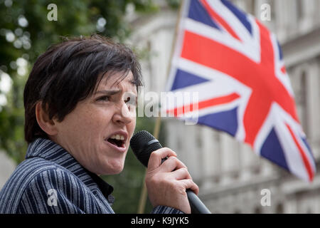London, Großbritannien. 23. September 2017. Anne Marie Gewässer, die UKIP Candidate und Direktor der Scharia Watch UK spricht bei "Der letzte Tag der Stille' anti-Islamisierung Rallye in Whitehall © Guy Corbishley/Alamy leben Nachrichten Stockfoto