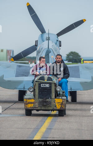 Duxford, England. 23 Sep, 2017. Ein Supermarine Spitfire wird während des Imperial War Museum (IWM) Duxford Hundertjahrfeier des ständigen Bereich - Duxford die Schlacht um England Air Show statt abgeschleppt. Der duxford Prinzip Rolle als Zweiten Weltkrieg fighter Station in der Schlacht von Großbritannien Air Show um mehr als 40 historische Flugzeuge in den Himmel gefeiert wird. Credit: Guy Bell/Alamy leben Nachrichten Stockfoto