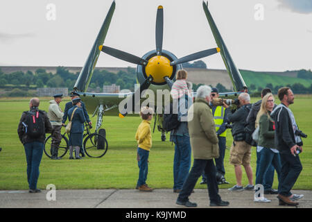 Duxford, England. 23 Sep, 2017. Eine aicraft carrier Flugzeug mit seinen Flügeln gefaltet - Duxford die Schlacht um England Air Show statt, während das Imperial War Museum (IWM) Duxford Hundertjahrfeier. Der duxford Prinzip Rolle als Zweiten Weltkrieg fighter Station in der Schlacht von Großbritannien Air Show um mehr als 40 historische Flugzeuge in den Himmel gefeiert wird. Credit: Guy Bell/Alamy leben Nachrichten Stockfoto