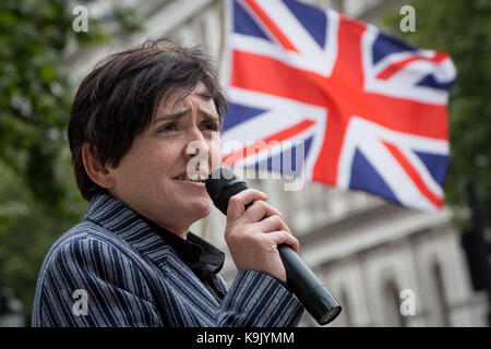 London, Großbritannien. 23. September 2017. Anne Marie Gewässer, die UKIP Candidate und Direktor der Scharia Watch UK spricht bei "Der letzte Tag der Stille' anti-Islamisierung Rallye in Whitehall © Guy Corbishley/Alamy leben Nachrichten Stockfoto