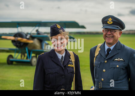 Duxford, England. 23 Sep, 2017. Ein paar Re enactors in Uniform vor dem 1.Weltkrieg Flugzeuge - Duxford die Schlacht um England Air Show statt, während das Imperial War Museum (IWM) Duxford Hundertjahrfeier. Der duxford Prinzip Rolle als Zweiten Weltkrieg fighter Station in der Schlacht von Großbritannien Air Show um mehr als 40 historische Flugzeuge in den Himmel gefeiert wird. Credit: Guy Bell/Alamy leben Nachrichten Stockfoto