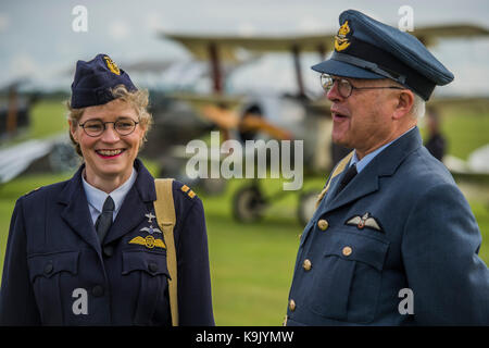 Duxford, England. 23 Sep, 2017. Ein paar Re enactors in Uniform vor dem 1.Weltkrieg Flugzeuge - Duxford die Schlacht um England Air Show statt, während das Imperial War Museum (IWM) Duxford Hundertjahrfeier. Der duxford Prinzip Rolle als Zweiten Weltkrieg fighter Station in der Schlacht von Großbritannien Air Show um mehr als 40 historische Flugzeuge in den Himmel gefeiert wird. Credit: Guy Bell/Alamy leben Nachrichten Stockfoto