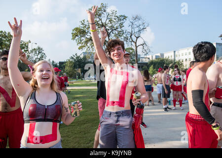 Houston, TX, USA. 23 Sep, 2017. Houston Cougars Fans der Band und Cheerleadern führen Sie außerhalb von tdecu Stadion vor ein NCAA Football Spiel zwischen der Texas Tech-roten Räuber und der Universität von Houston Cougars in Houston, TX. Trask Smith/CSM/Alamy leben Nachrichten Stockfoto