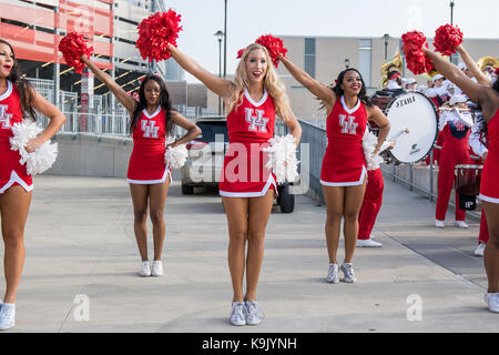 Houston, TX, USA. 23 Sep, 2017. Die Houston Cougars Cheerleadern führen Sie außerhalb von tdecu Stadion vor ein NCAA Football Spiel zwischen der Texas Tech-roten Räuber und der Universität von Houston Cougars in Houston, TX. Trask Smith/CSM/Alamy leben Nachrichten Stockfoto