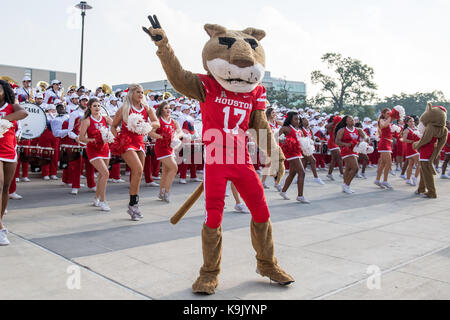 Houston, TX, USA. 23 Sep, 2017. Houston Cougars Maskottchen Shasta führt mit den Cheerleadern und Band außerhalb von tdecu Stadion vor ein NCAA Football Spiel zwischen der Texas Tech-roten Räuber und der Universität von Houston Cougars in Houston, TX. Trask Smith/CSM/Alamy leben Nachrichten Stockfoto