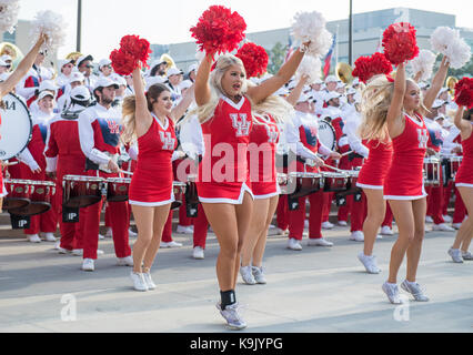 Houston, TX, USA. 23 Sep, 2017. Die Houston Cougars Cheerleadern und Band führen Sie außerhalb von tdecu Stadion vor ein NCAA Football Spiel zwischen der Texas Tech-roten Räuber und der Universität von Houston Cougars in Houston, TX. Trask Smith/CSM/Alamy leben Nachrichten Stockfoto