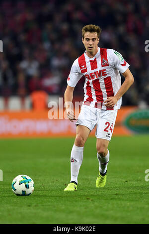 Köln, Deutschland. 20 Sep, 2017. Der Kölner Lukas Klünter spielt den Ball während der deutschen Bundesliga Fußballspiel zwischen dem 1. FC Köln und Eintracht Frankfurt im RheinEnergieStadion in Köln, Deutschland, 20. September 2017. Credit: Federico Gambarini/dpa/Alamy leben Nachrichten Stockfoto