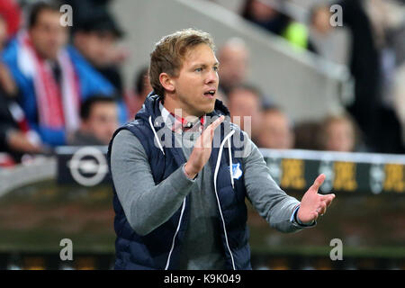 Mainz, Deutschland. 20 Sep, 2017. Hoffenheim manager Julian Nagelsmann während der deutschen Bundesliga Fußballspiel zwischen dem FSV Mainz 05 und 1899 Hoffenheim im Opel Arena in Mainz, Deutschland, 20. September 2017. Quelle: Thomas Frey/dpa/Alamy leben Nachrichten Stockfoto