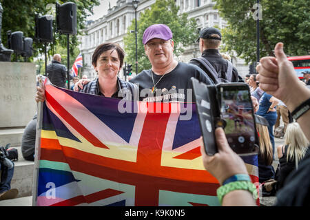 London, Großbritannien. 23. September 2017. Anne Marie Gewässer (L), die UKIP Candidate und Direktor der Scharia Watch UK, Posen für Fotos, die während der letzten Tag der Stille' anti-Islamisierung Rallye in Whitehall. Credit: Guy Corbishley/Alamy leben Nachrichten Stockfoto