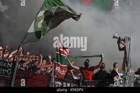 Stuttgart, Deutschland. 23 Sep, 2017. Augsburger Fans auf den Tribünen während der Deutschen Bundesligaspiel zwischen dem VfB Stuttgart und den FC Augsburg in der Mercedes-Benz-Arena in Stuttgart, Deutschland, 23. September 2017. (EMBARGO BEDINGUNGEN - ACHTUNG: Aufgrund der Akkreditierung Richtlinien, die DFL gestattet nur die Veröffentlichung und Verwertung von bis zu 15 Bildern pro Spiel im Internet und in online Medien während des Spiels.) Credit: Marijan Murat/dpa/Alamy leben Nachrichten Stockfoto