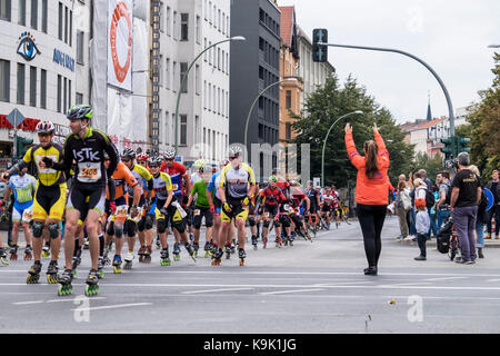 Berlin Deutschland. 23. September 2017, Jährliche In line Skating Marathon. In line Skater durch RosenthalePlatz, wie sie in der jährlichen Roller Skating event konkurrieren. Eden Breitz/Alamy leben Nachrichten Stockfoto