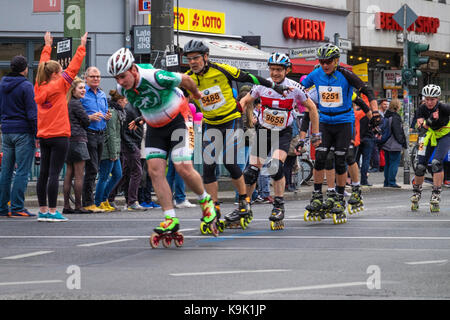 Berlin Deutschland. 23. September 2017, Jährliche In line Skating Marathon. In line Skater durch RosenthalePlatz, wie sie in der jährlichen Roller Skating event konkurrieren. Eden Breitz/Alamy leben Nachrichten Stockfoto