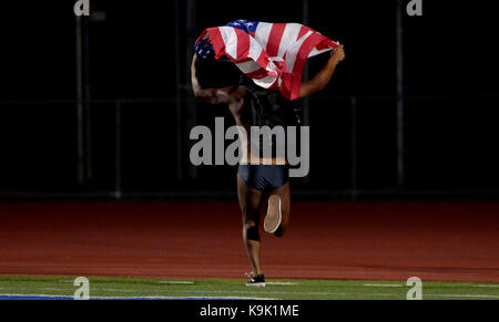 Covina, Kalifornien, USA. 22 Sep, 2017. Ein Streaker läuft über das Feld, die eine amerikanische Flagge in der zweiten Hälfte der Vorbereitung Fußball Spiel zwischen South Hills und Charter Oak bei Charter Oak High School in Covina, Kalifornien, am Freitag, Sept. 22, 2017. (Foto von Keith Birmingham, Pasadena Stern-Nachrichten/SCNG) Credit: San Gabriel Valley Tribune/ZUMA Draht/Alamy leben Nachrichten Stockfoto